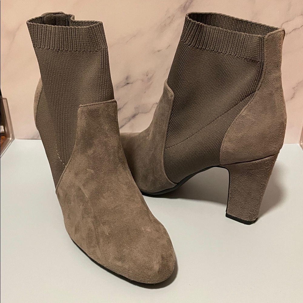 AEROSOLES Tagline Light Gray Suede Sock Ankle Bootie Size 7.5 Women’s Boots